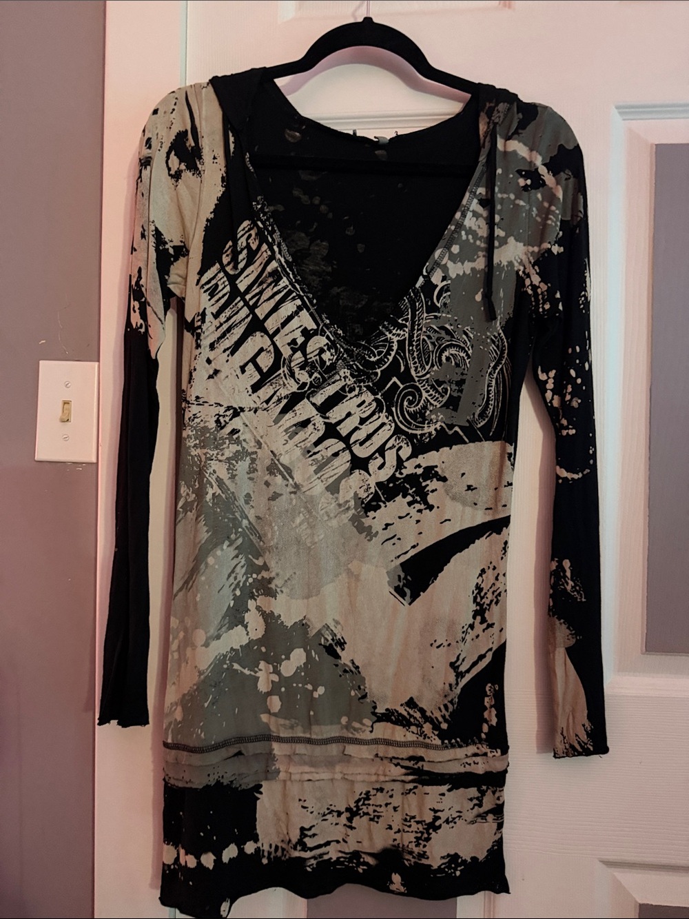 ANAMA Vintage Y2K Long Sleeve V-Neck Graphic Tunic Top in Black and Beige Hoodie